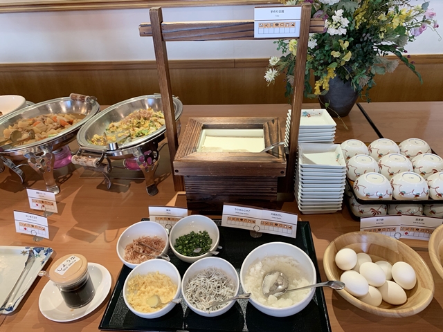 手作り豆腐のコーナーです。トッピングは鰹節、浅葱、生姜、ちりめんじゃこ、大根おろしです、