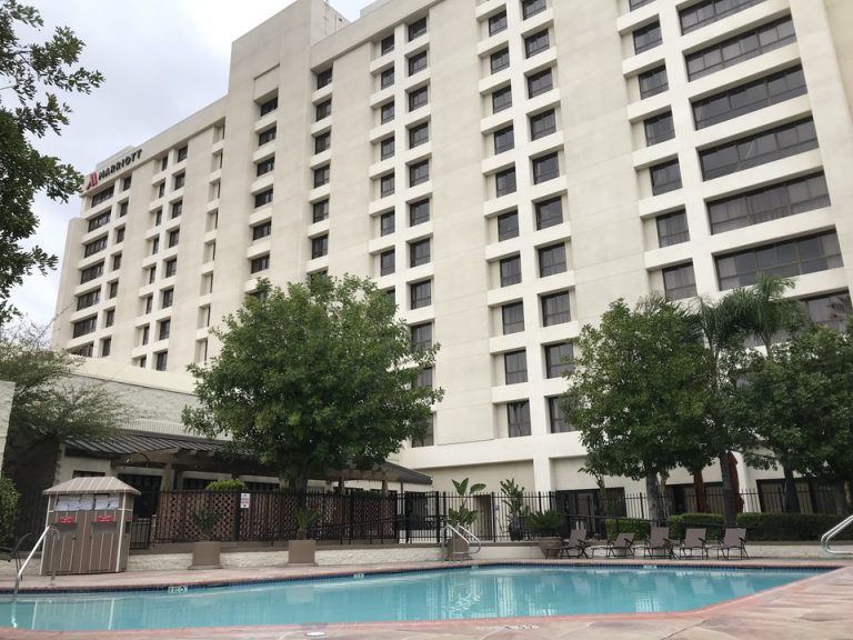 プール側から見た客室