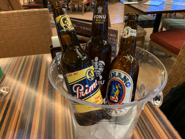 夕食ブッフェ。ハワイ、タヒチ、フィジーのビールの飲み比べができます。