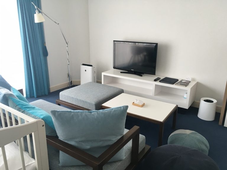 テレビとソファ