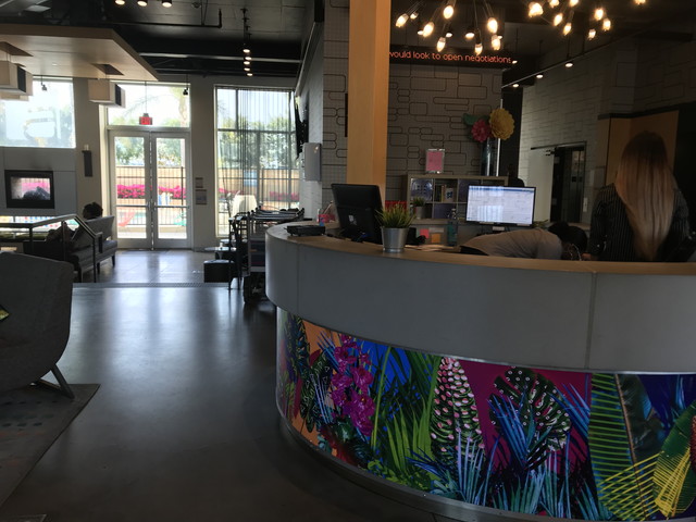 チェックインカウンター奥にプール