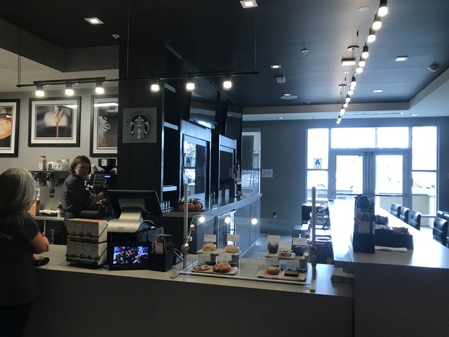 夜はバー朝はスターバックスになるカウンター