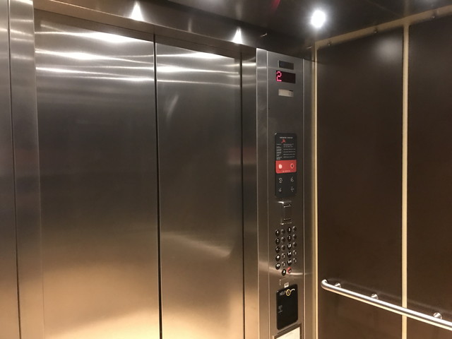 エレベーター内ボタン