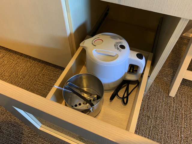 一番下の引き出しには、ポットとアイスペールがありました。