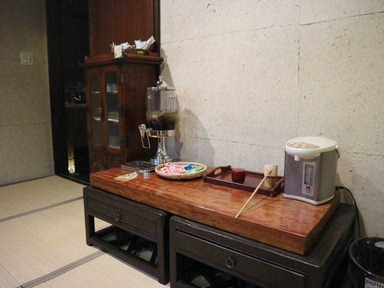 コーヒーお茶セルフで飲み放題
