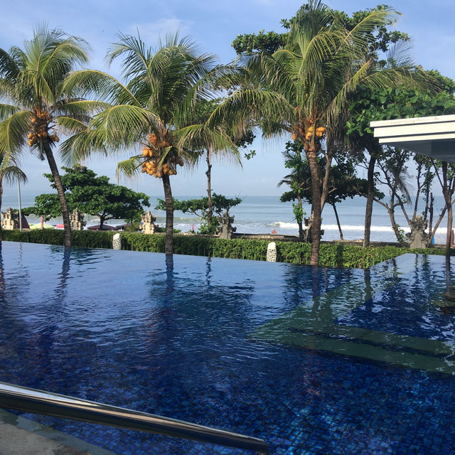 海の見えるプール