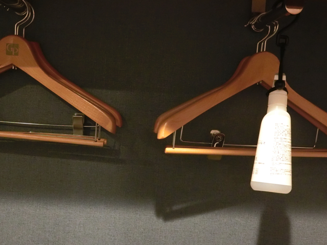 クローゼットのハンガー6本と消臭剤 copy