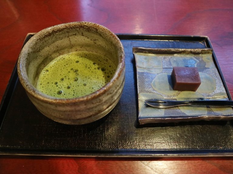 チェックイン時に抹茶と羊羹2