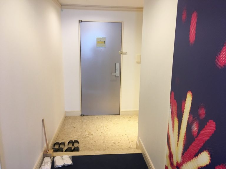 入り口ドア中から