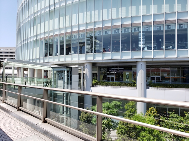 2階の歩道橋からは3階のホテルレストランが見えます