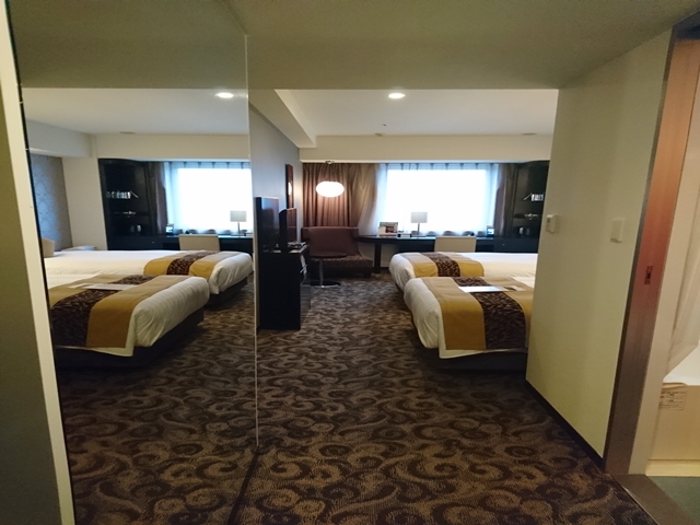 客室全体(窓際方向)