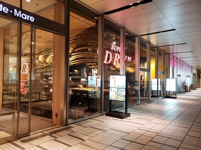 2階入口の脇には商業施設の飲食店があります。