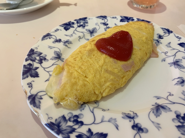 オムレツはトッピング全部入れで作っていただきました。