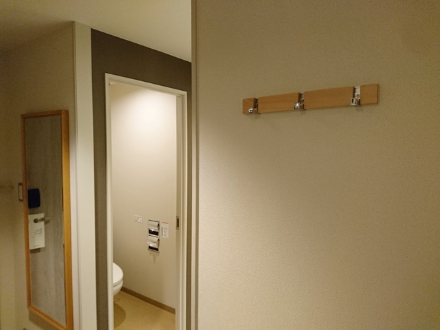 壁掛けハンガー2つ目とトイレ外観
