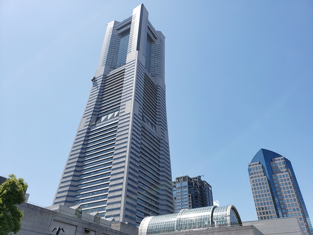 ホテルから動く歩道ですぐに渡れるランドマークタワーです