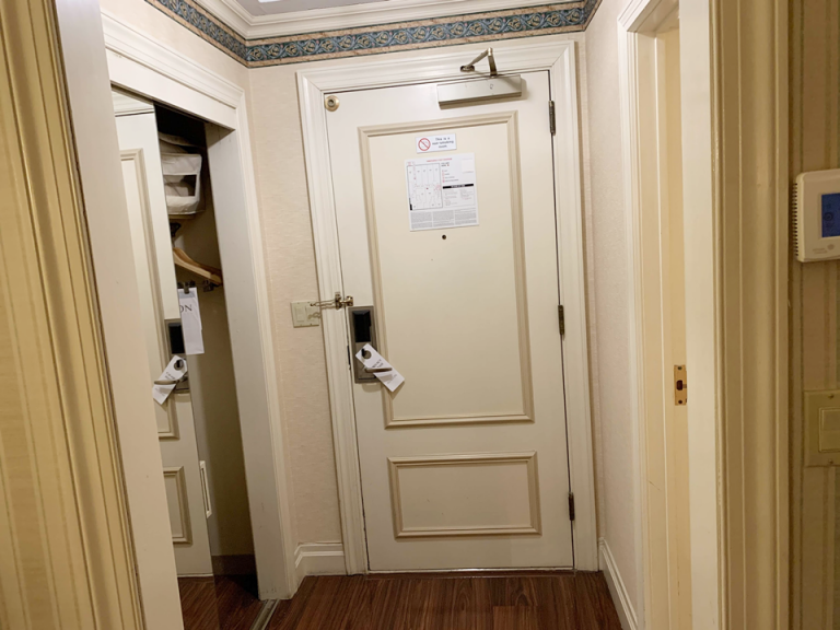 客室入口内観ドア