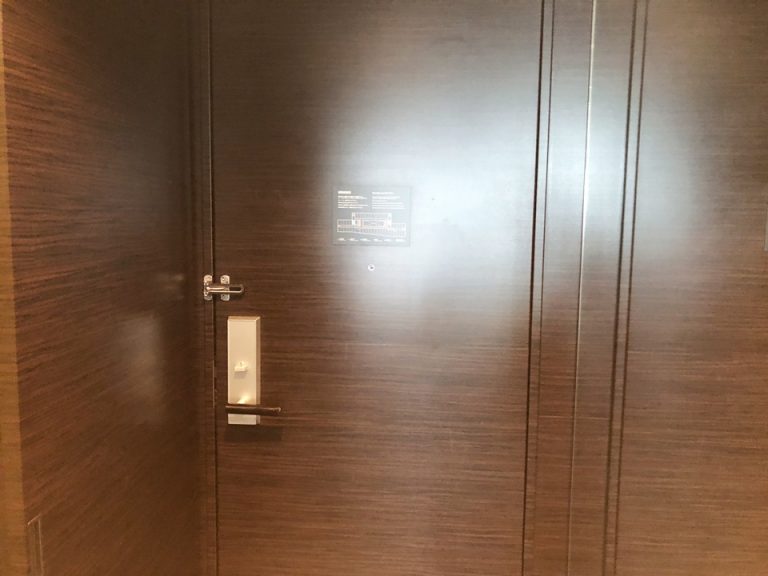 客室入り口内観