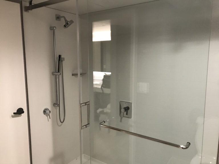 手すり付きシャワー