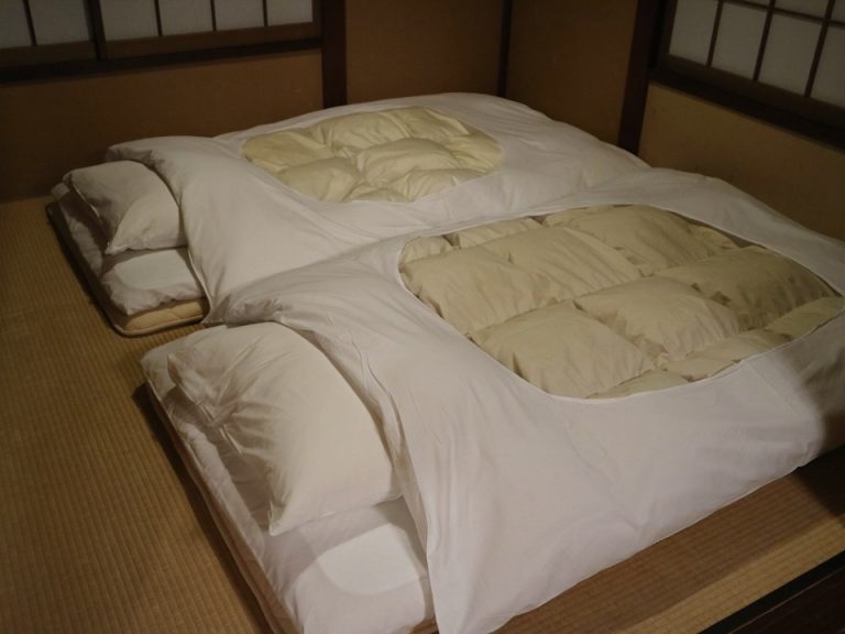 部屋に入ったら布団が敷いてありました