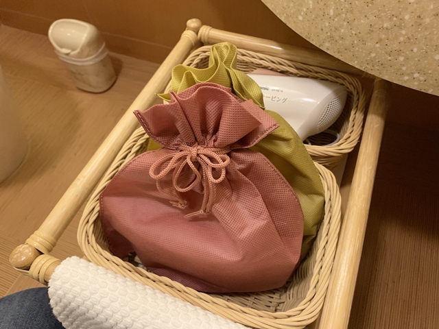 アメニティは洗面台下に男女別に袋に入って置いています。
