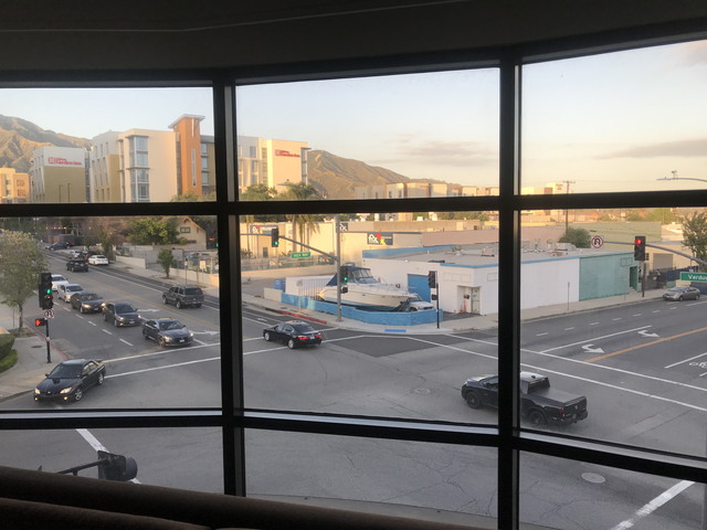 客室からの景色は交差点に佇む山!