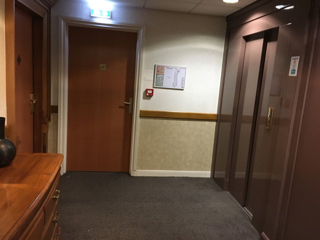部屋の階のエレベーター