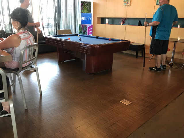 ビリヤードで楽しむゲスト