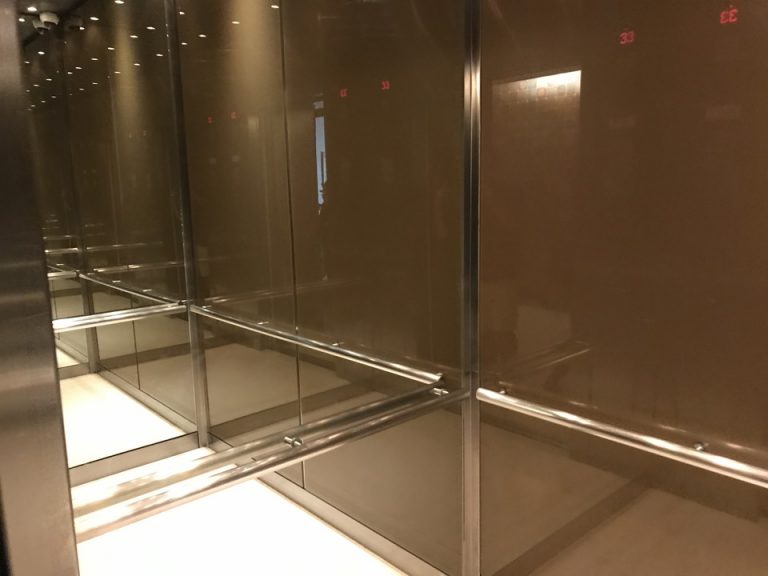 エレベーター内側