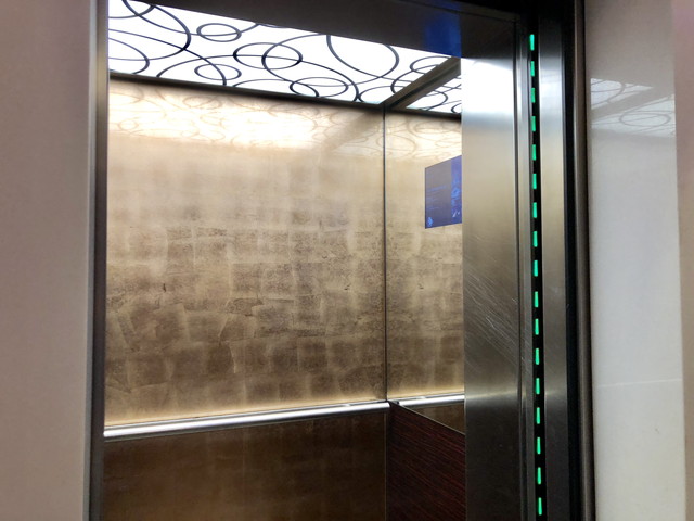 エレベーター内側