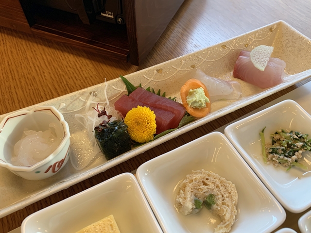 お造りは勘八、鯛、鮪、白海老の四種盛りあしらい一式です。