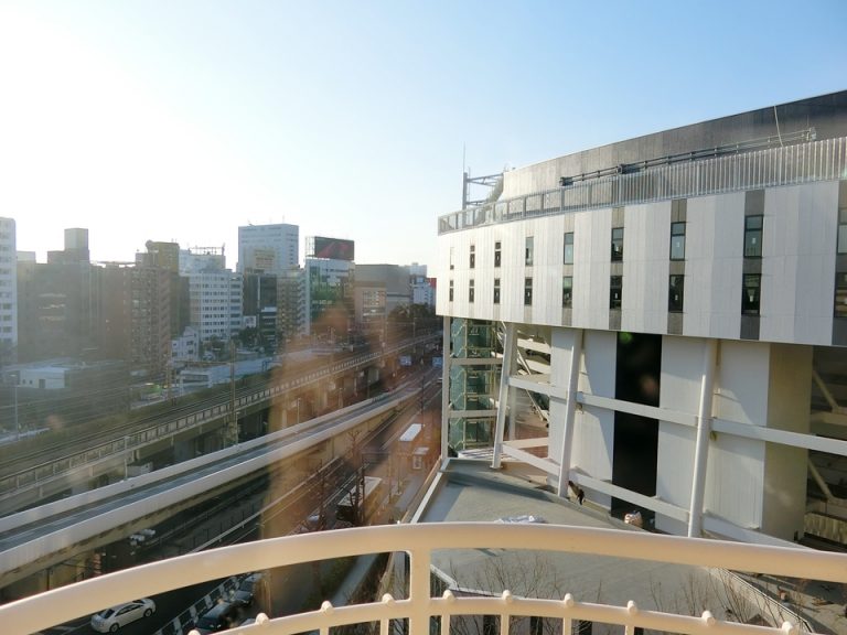 室内から見える関内駅方面