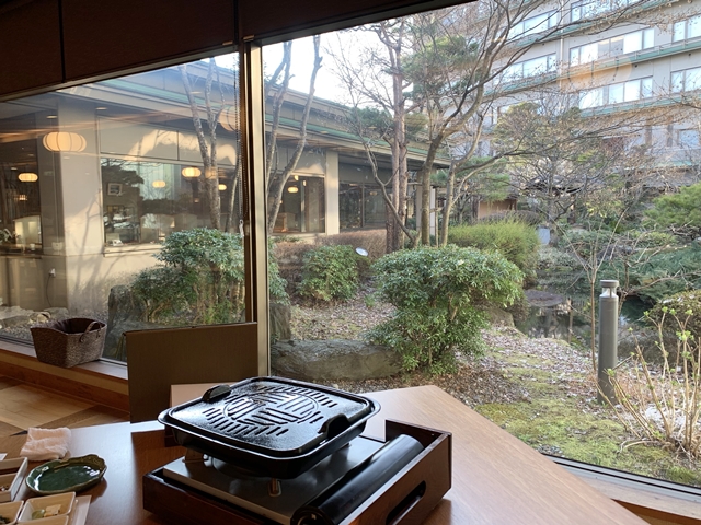 「緑亭」の席から日本庭園方向です。