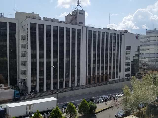 部屋からの展望 ホテルや専門学校等の建物が見えます 1