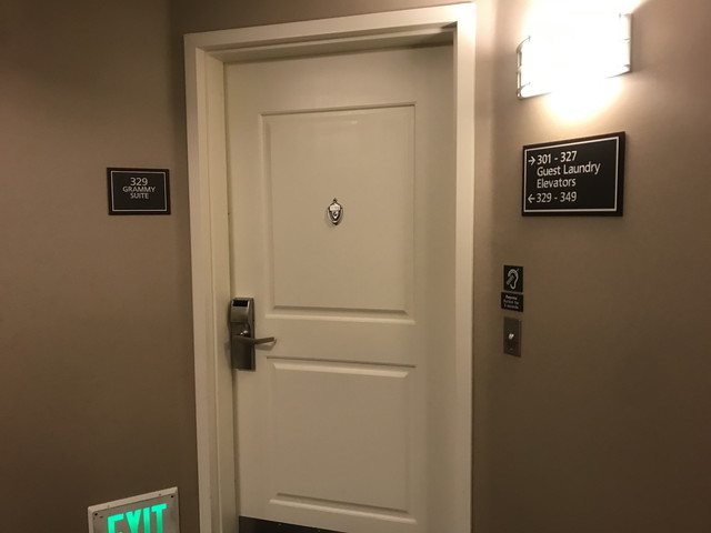 客室扉 グラミースイート デフの人用のボタンも付いています
