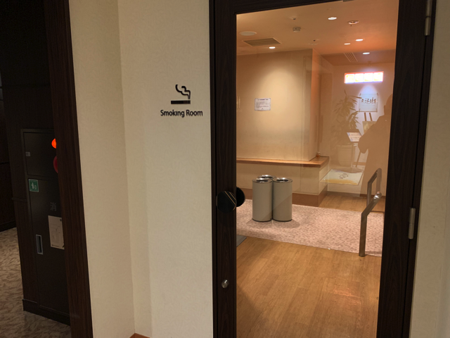 ホテルは全館禁煙ですので喫煙室があります。