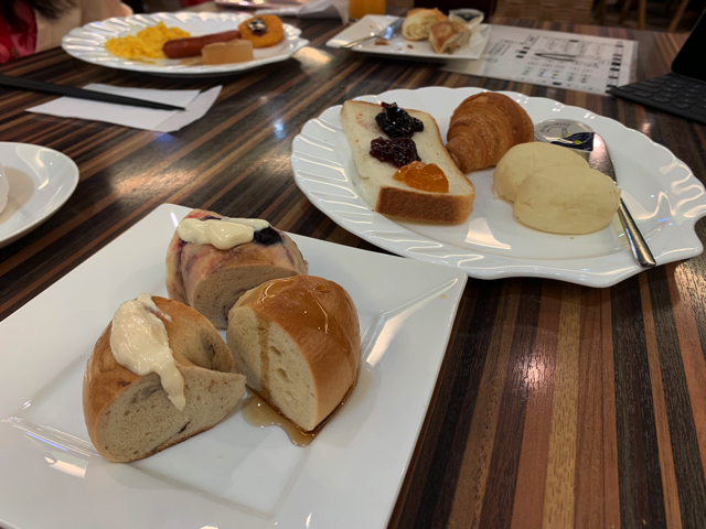 朝食ブッフェ。パンは食パンにブラックチェリー、ラズベリー、マーマレードのジャムがあります。ベーグルはプレーン、ブルーベリー、フレンチトーストにメイプルシロップ