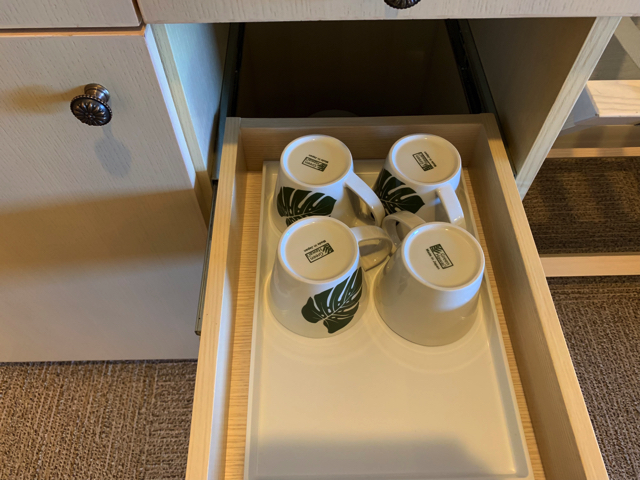 2番目の引き出しにカップがありました。