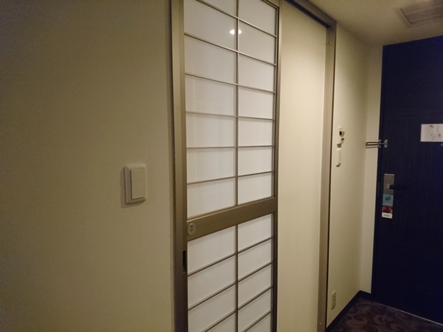 バスルーム入口(閉じた状態)