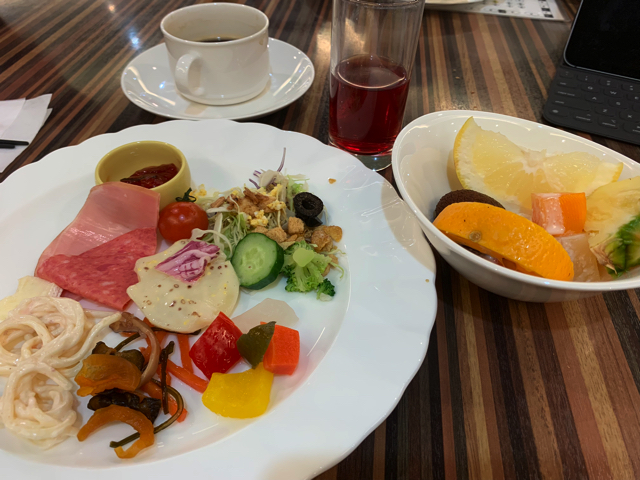 朝食ブッフェ。フルーツはトロピカルフルーツにヨーグルトをかけて、パイナップル、オレンジ、グレープフルーツ、ライチのフルコースでいただきました。フルーツソースに