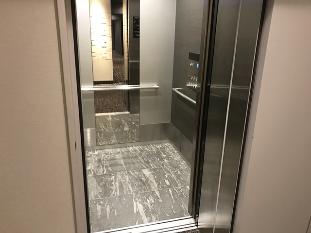 エレベーター 内観