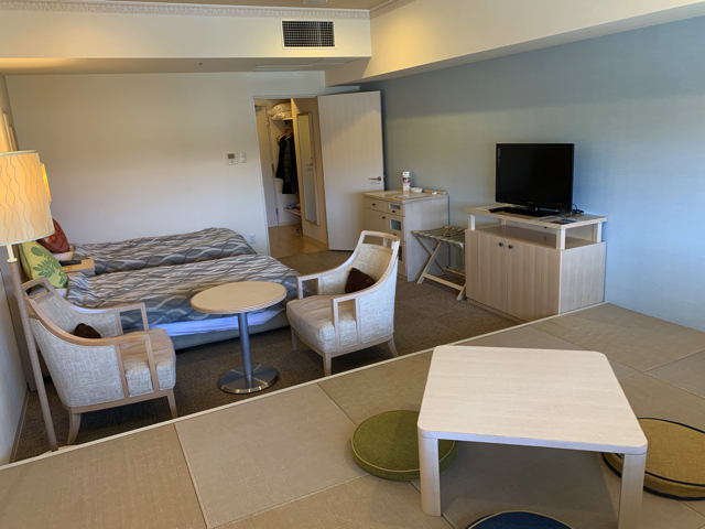 入口方向の客室全体の様子です。