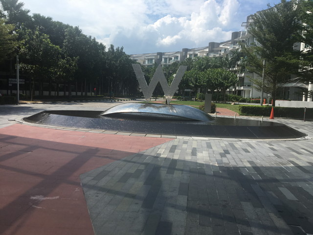 エントランスモニュメント昼