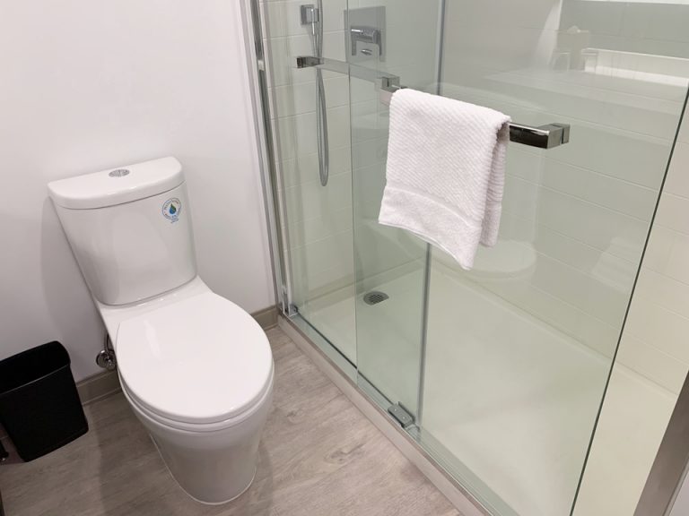 バスルーム入り口から全体 (1)