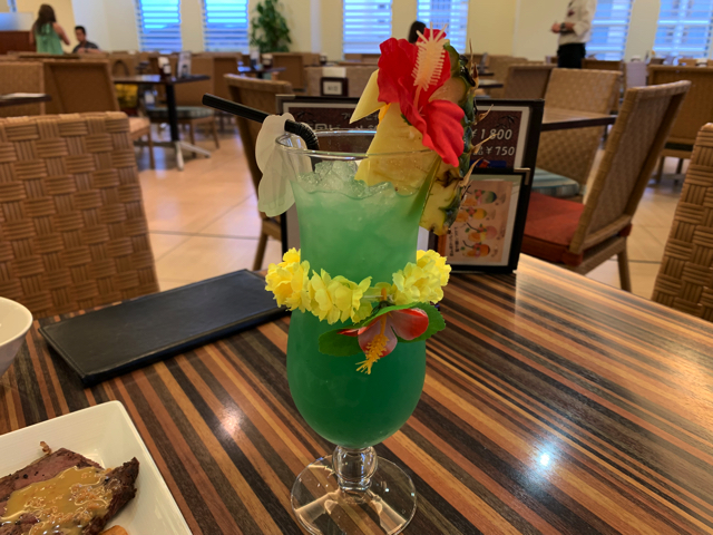 夕食ブッフェ。ハワイをイメージさせるカクテルです。グラスに飾られている可愛らしい花のブレスレットはプレゼントです。