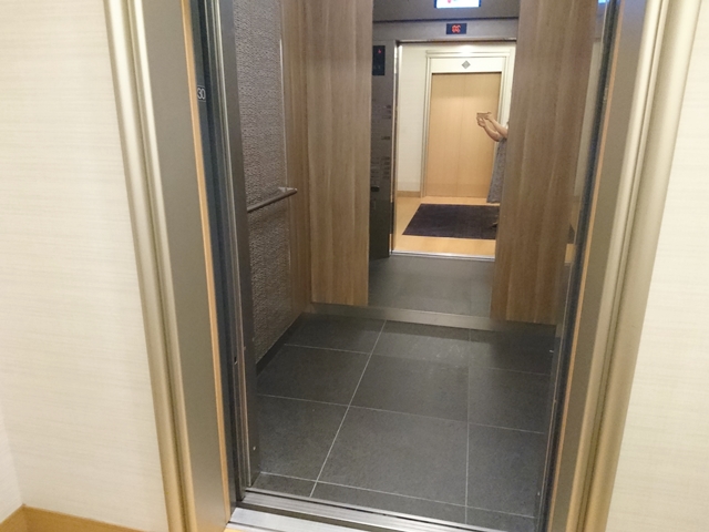 エレベーター内も特別装飾などなくシンプルに。