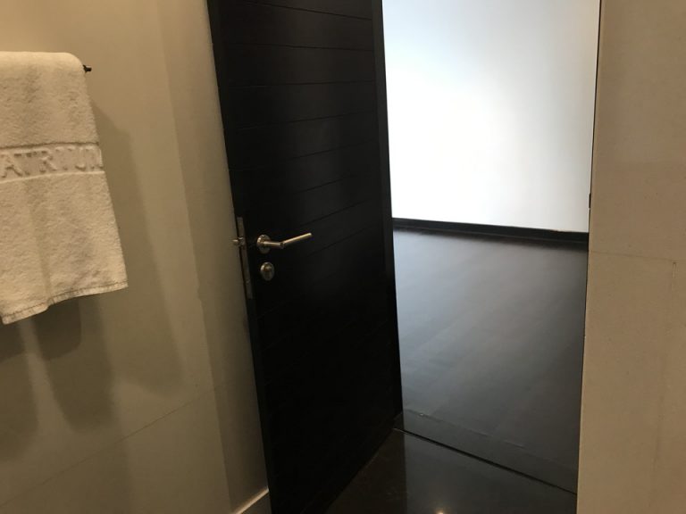 バスルームから部屋