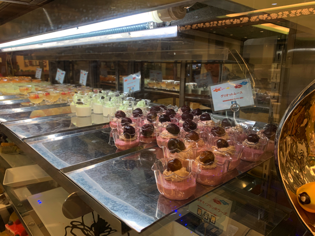 夕食ブッフェ。デザートもとても充実しています。