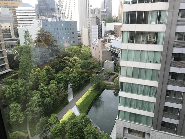 客室内の窓から見た景色 (1)