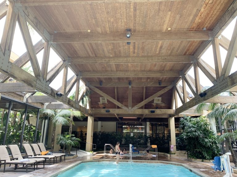 プール奥ジャグジー