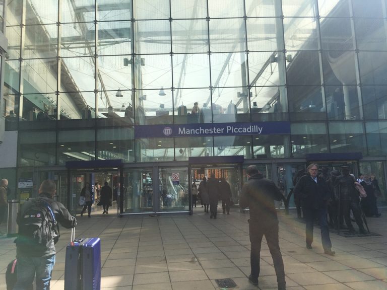 ホテル近くの駅
